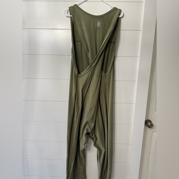 FP Movement Hotshot twisted onesie
Sea Grass
XL
Excellent condition - Picture 2 of 3